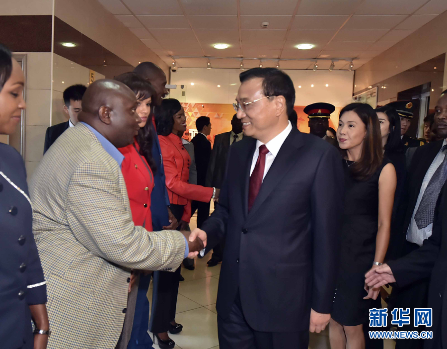 5月11日，中國(guó)國(guó)務(wù)院總理李克強(qiáng)在肯尼亞首都內(nèi)羅畢看望并慰問中央電視臺(tái)非洲分臺(tái)員工。 新華社記者 李濤 攝 