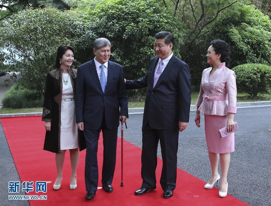 會談前，習(xí)近平在上海西郊會議中心廣場為阿坦巴耶夫舉行歡迎儀式。新華社記者 蘭紅光 攝 