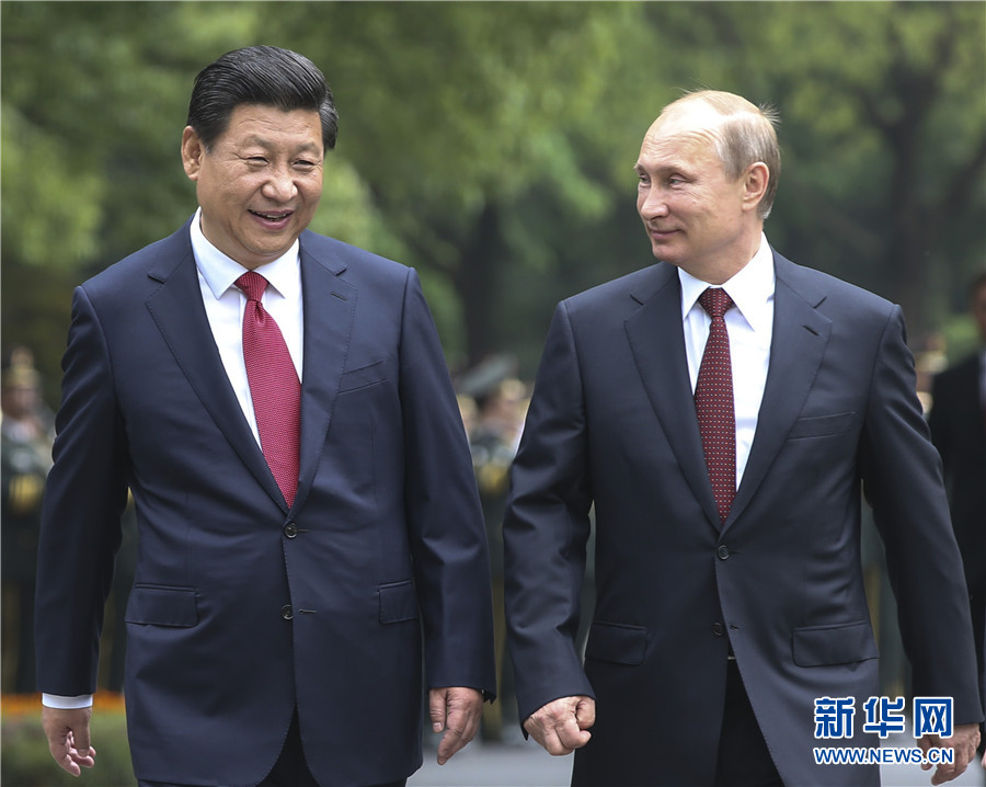 這是會(huì)談前，習(xí)近平在上海西郊會(huì)議中心廣場(chǎng)為普京舉行歡迎儀式。新華社記者 蘭紅光 攝 