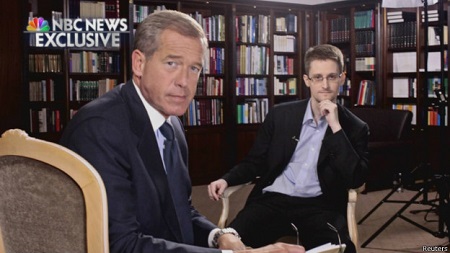 斯諾登稱，他曾作為美國(guó)中情局和國(guó)安局便衣特工在海外工作。