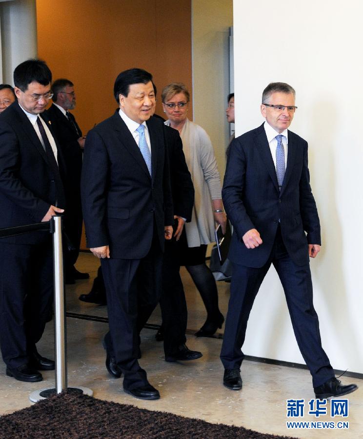 6月13日，中共中央政治局常委、中央書記處書記劉云山在赫爾辛基與赫爾辛基市長帕尤寧共同出席中芬有關(guān)文化藝術(shù)合作及交流活動的諒解備忘錄簽字儀式。新華社記者饒愛民攝