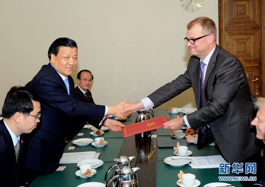 6月12日，中共中央政治局常委、中央書記處書記劉云山在赫爾辛基會(huì)見芬蘭中間黨主席西皮萊。 新華社記者饒愛民攝