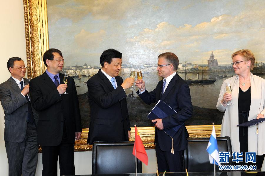 6月13日，中共中央政治局常委、中央書記處書記劉云山在赫爾辛基與赫爾辛基市長(zhǎng)帕尤寧共同出席中芬有關(guān)文化藝術(shù)合作及交流活動(dòng)的諒解備忘錄簽字儀式。新華社記者饒愛民攝 