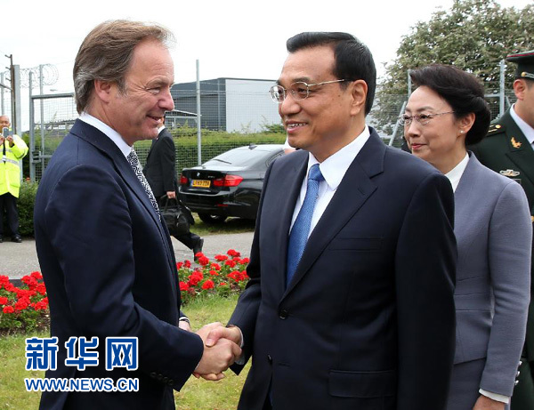 6月16日，應(yīng)英國(guó)首相卡梅倫邀請(qǐng)，國(guó)務(wù)院總理李克強(qiáng)乘專(zhuān)機(jī)抵達(dá)倫敦希思羅機(jī)場(chǎng)，開(kāi)始對(duì)英國(guó)進(jìn)行正式訪問(wèn)。李克強(qiáng)總理夫人程虹同機(jī)抵達(dá)。這是英國(guó)政府高級(jí)官員到機(jī)場(chǎng)迎接李克強(qiáng)總理和夫人。新華社記者 龐興雷 攝
