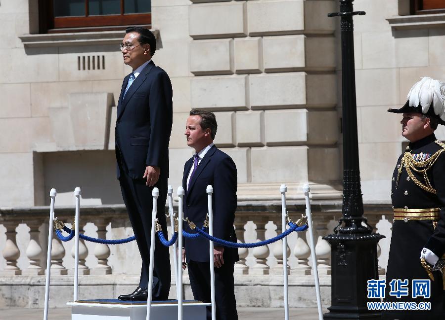 6月17日，中國國務院總理李克強在倫敦唐寧街10號首相府同英國首相卡梅倫舉行中英總理年度會晤。這是會晤前，卡梅倫為李克強舉行隆重的歡迎儀式。新華社記者 龐興雷 攝 