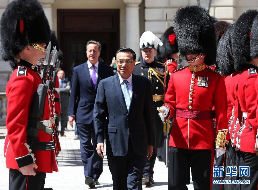 6月17日，國務院總理李克強在倫敦唐寧街10號首相府同英國首相卡梅倫舉行中英總理年度會晤。這是會晤前，卡梅倫為李克強舉行隆重的歡迎儀式。新華社記者 龐興雷 攝
