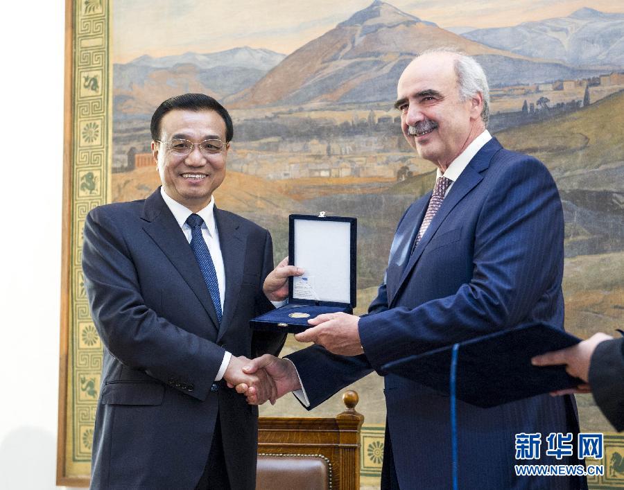 6月19日，國務(wù)院總理李克強在希臘議會大廈會見希臘議長米馬拉基斯。這是會見前，米馬拉基斯代表希臘議會向李克強授予議會金質(zhì)勛章。新華社記者 王曄 攝