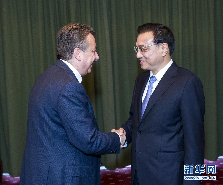 6月21日，國務(wù)院總理李克強(qiáng)在希臘克里特省首府伊拉克利翁會見省長阿爾納烏塔基斯。 新華社記者 王曄 攝 