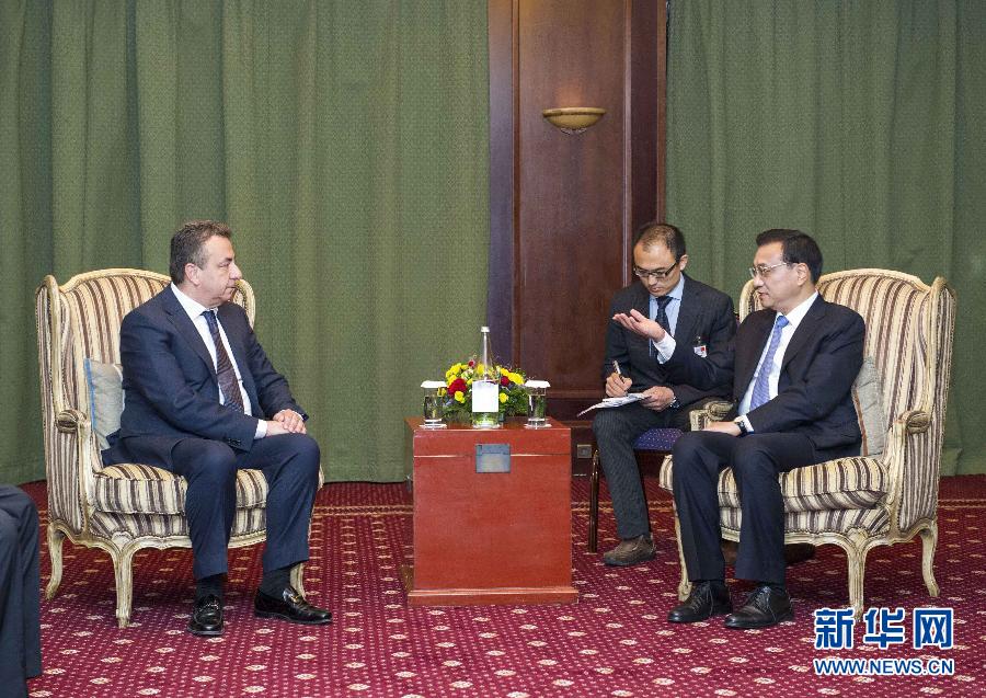 6月21日，國務(wù)院總理李克強(qiáng)在希臘克里特省首府伊拉克利翁會見省長阿爾納烏塔基斯。 新華社記者 王曄 攝