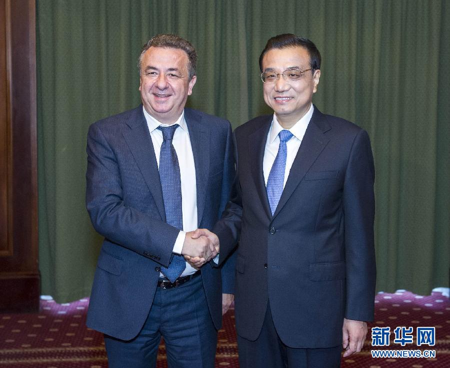 6月21日，國務(wù)院總理李克強(qiáng)在希臘克里特省首府伊拉克利翁會見省長阿爾納烏塔基斯。 新華社記者 王曄 攝