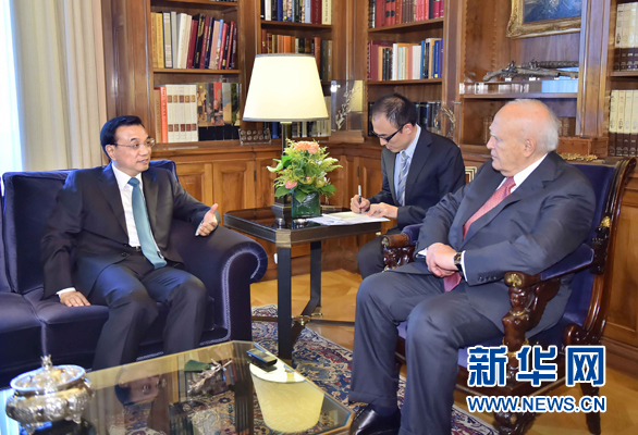 6月20日，國務(wù)院總理李克強在雅典總統(tǒng)府會見希臘總統(tǒng)帕普利亞斯。 新華社記者 李濤 攝