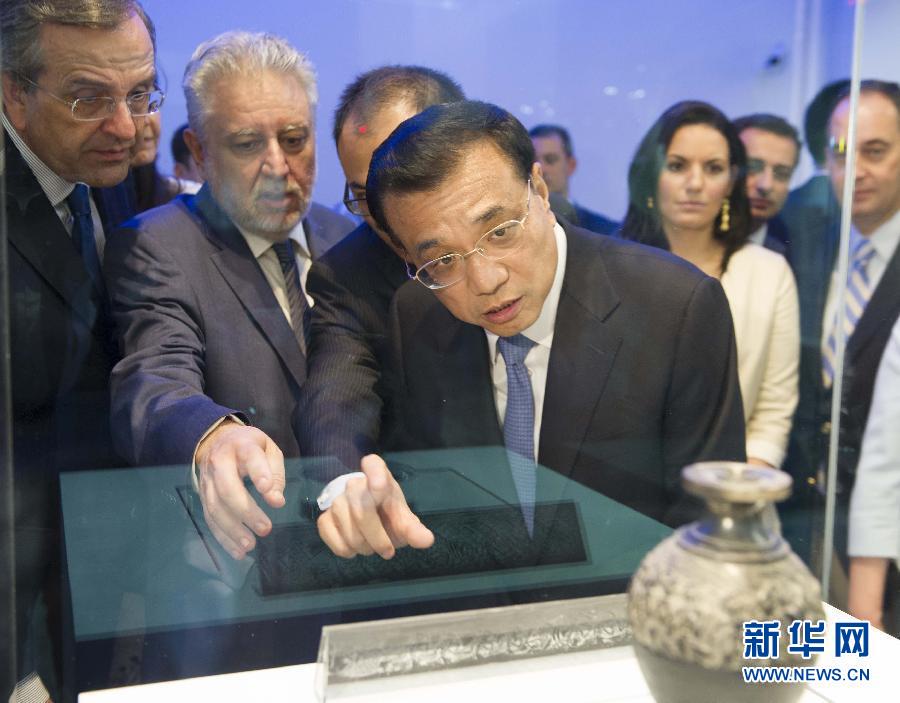  6月21日，國務院總理李克強與希臘總理薩馬拉斯共同出席希臘伊拉克利翁博物館新館開館儀式并發(fā)表講話。這是李克強在參觀博物館展品。新華社記者 黃敬文 攝 