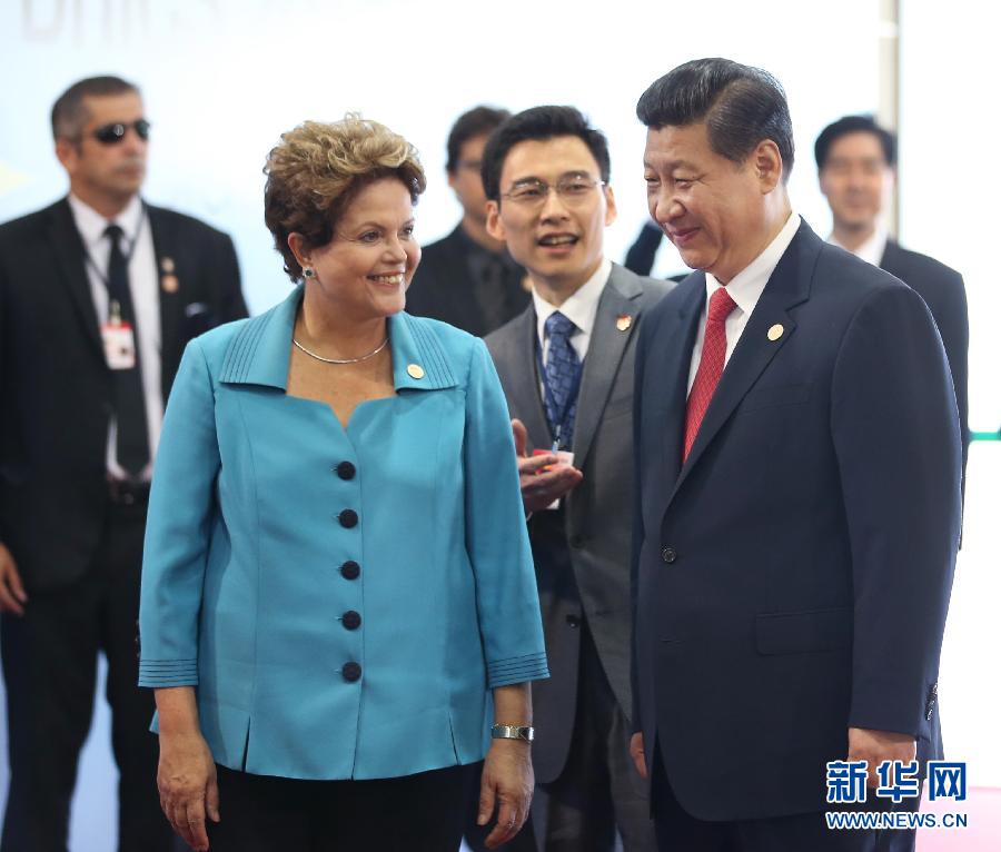 7月15日，國家主席習(xí)近平在巴西福塔萊薩出席金磚國家領(lǐng)導(dǎo)人第六次會晤。這是巴西總統(tǒng)羅塞夫迎接習(xí)近平主席。 新華社記者 蘭紅光 攝 