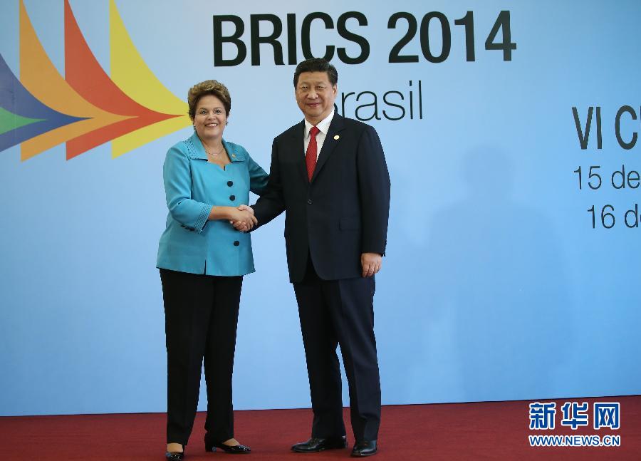 7月15日，國家主席習(xí)近平在巴西福塔萊薩出席金磚國家領(lǐng)導(dǎo)人第六次會晤。這是巴西總統(tǒng)羅塞夫迎接習(xí)近平主席。 新華社記者 蘭紅光 攝 