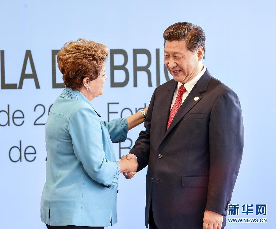 7月15日，國家主席習(xí)近平在巴西福塔萊薩出席金磚國家領(lǐng)導(dǎo)人第六次會晤。這是巴西總統(tǒng)羅塞夫迎接習(xí)近平主席。 新華社記者 李學(xué)仁 攝  