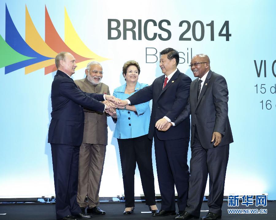 7月15日，國家主席習(xí)近平在巴西福塔萊薩出席金磚國家領(lǐng)導(dǎo)人第六次會晤。這是金磚國家領(lǐng)導(dǎo)人集體合影。 新華社記者蘭紅光攝 