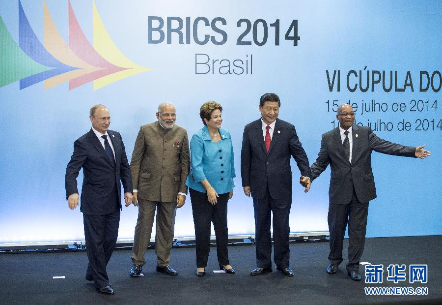 7月15日，國家主席習(xí)近平在巴西福塔萊薩出席金磚國家領(lǐng)導(dǎo)人第六次會晤。這是金磚國家領(lǐng)導(dǎo)人集體合影。 新華社記者王曄攝  