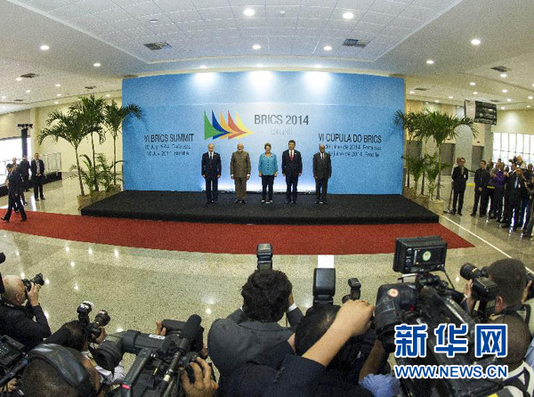 7月15日，國家主席習(xí)近平在巴西福塔萊薩出席金磚國家領(lǐng)導(dǎo)人第六次會晤。這是金磚國家領(lǐng)導(dǎo)人集體合影。 新華社記者王曄攝