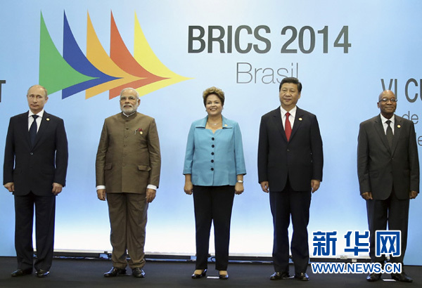  7月15日，國家主席習(xí)近平在巴西福塔萊薩出席金磚國家領(lǐng)導(dǎo)人第六次會晤。這是金磚國家領(lǐng)導(dǎo)人集體合影。 新華社記者蘭紅光攝