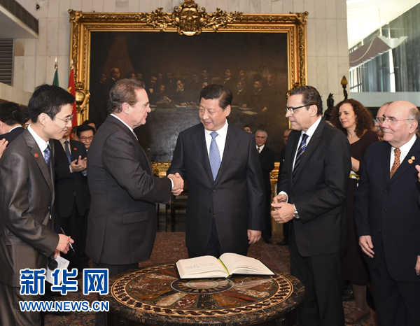 7月16日，國家主席習近平在巴西利亞會見巴西參議長卡列羅斯（前排左二）和眾議長阿爾維斯（前排右二）。 新華社記者 李學仁 攝 