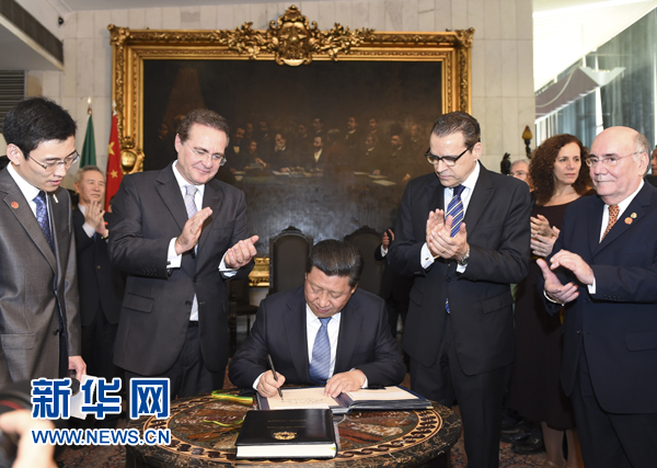 7月16日，國家主席習近平在巴西利亞會見巴西參議長卡列羅斯（前排左二）和眾議長阿爾維斯（前排右二）。這是習近平應邀為參眾兩院題詞。新華社記者 李學仁 攝 