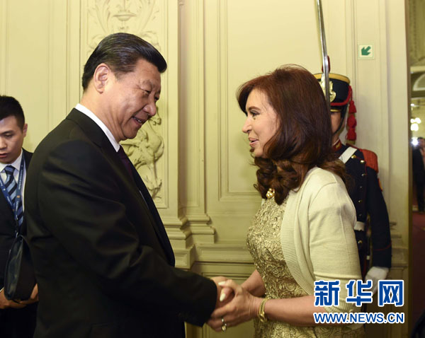 當(dāng)?shù)貢r間7月18日，國家主席習(xí)近平在布宜諾斯艾利斯同阿根廷總統(tǒng)克里斯蒂娜舉行會談。這是會談開始前，克里斯蒂娜在總統(tǒng)府為習(xí)近平舉行隆重歡迎儀式。新華社記者 李學(xué)仁 攝