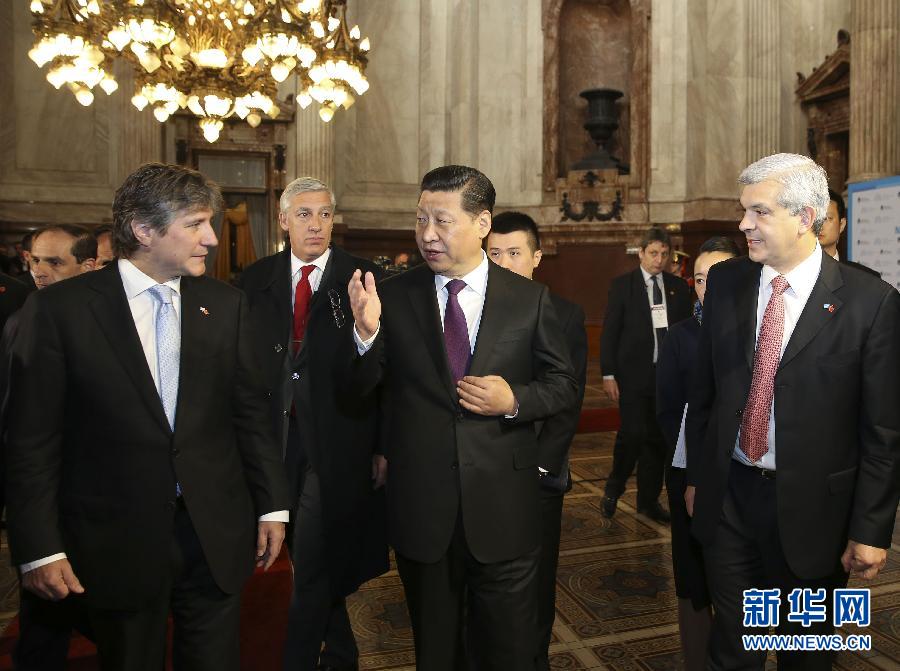 當(dāng)?shù)貢r間7月19日，國家主席習(xí)近平在布宜諾斯艾利斯會見阿根廷副總統(tǒng)兼參議長布杜（前左）和眾議長多明格斯（前右）。 新華社記者丁林?jǐn)z 