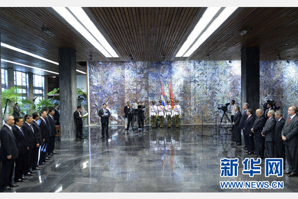 當(dāng)?shù)貢r(shí)間7月22日，國家主席習(xí)近平在哈瓦那接受古巴政府授予的&ldquo;何塞&middot;馬蒂&rdquo;勛章。古巴國務(wù)委員會(huì)主席兼部長會(huì)議主席勞爾&middot;卡斯特羅為習(xí)近平佩戴勛章。新華社記者馬占成攝