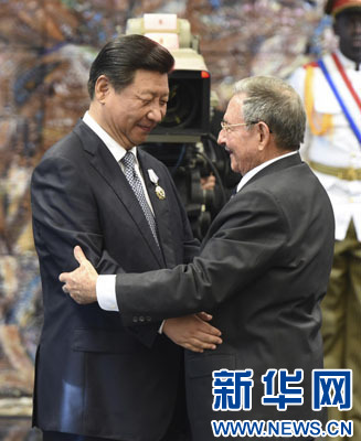 當(dāng)?shù)貢r(shí)間7月22日，國家主席習(xí)近平在哈瓦那接受古巴政府授予的&ldquo;何塞&middot;馬蒂&rdquo;勛章。古巴國務(wù)委員會(huì)主席兼部長會(huì)議主席勞爾&middot;卡斯特羅為習(xí)近平佩戴勛章。新華社記者馬占成攝