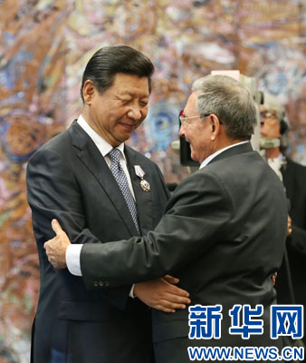 當(dāng)?shù)貢r(shí)間7月22日，國家主席習(xí)近平在哈瓦那接受古巴政府授予的&ldquo;何塞&middot;馬蒂&rdquo;勛章。古巴國務(wù)委員會(huì)主席兼部長會(huì)議主席勞爾&middot;卡斯特羅為習(xí)近平佩戴勛章。新華社記者劉衛(wèi)兵攝