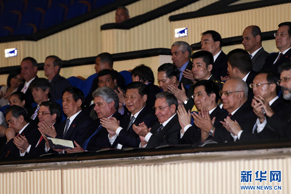      出當?shù)貢r間7月22日，國家主席習近平在哈瓦那與古巴國務(wù)委員會主席兼部長會議主席勞爾&middot;卡斯特羅共同觀看中古芭蕾舞聯(lián)合演出。新華社記者李學仁攝 