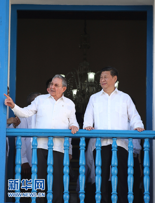 這是習(xí)近平在勞爾陪同下參觀圣地亞哥市政府時(shí)一同走上二層陽臺(tái)。1959年1月1日，菲德爾&middot;卡斯特羅就是站在這里宣布古巴革命勝利。新華社記者蘭紅光 攝 