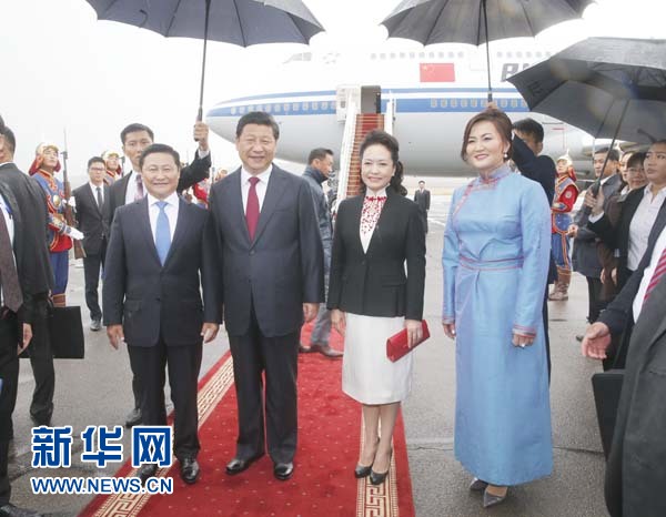 8月21日，國家主席習(xí)近平抵達烏蘭巴托，開始對蒙古國進行國事訪問。習(xí)近平和夫人彭麗媛在機場受到蒙古國總理阿勒坦呼亞格夫婦熱情迎接。新華社記者鞠鵬攝 