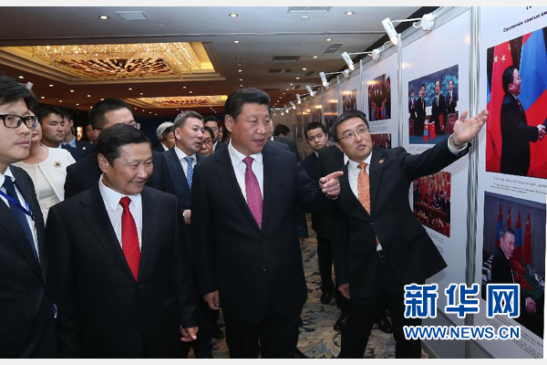8月22日，國(guó)家主席習(xí)近平在烏蘭巴托與蒙古國(guó)總理阿勒坦呼亞格共同出席中蒙經(jīng)貿(mào)合作回顧展開(kāi)幕式。 新華社記者 龐興雷 攝 
