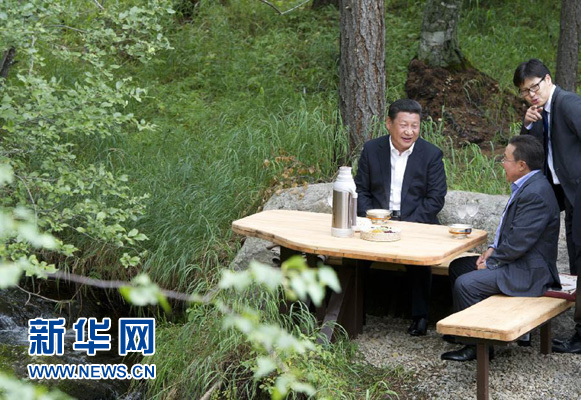 8月22日，國家主席習近平同蒙古國總統(tǒng)額勒貝格道爾吉在烏蘭巴托市郊的總統(tǒng)官邸再次會晤。這是習近平同額勒貝格道爾吉會晤后在溪畔飲茶。新華社記者 黃敬文 攝