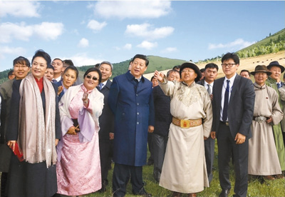 　　八月二十二日，國家主席習(xí)近平在蒙古國總統(tǒng)額勒貝格道爾吉陪同下前往烏蘭巴托市郊觀看那達(dá)慕。這是習(xí)近平和夫人彭麗媛同額勒貝格道爾吉夫婦觀看表演。新華社記者　鞠鵬攝