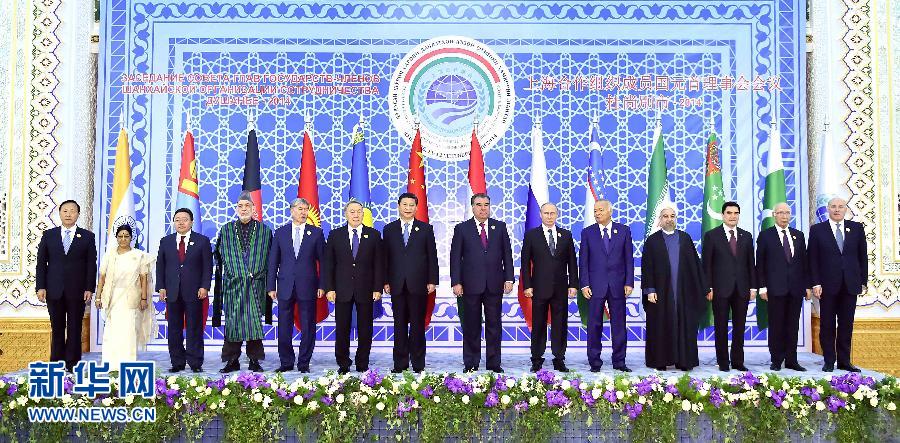 9月12日，上海合作組織成員國(guó)元首理事會(huì)第十四次會(huì)議在塔吉克斯坦首都杜尚別舉行。國(guó)家主席習(xí)近平出席會(huì)議并發(fā)表重要講話。這是與會(huì)成員國(guó)元首、觀察員國(guó)領(lǐng)導(dǎo)人或代表、主席國(guó)客人以及有關(guān)國(guó)際和地區(qū)組織代表集體合影。新華社記者李濤攝 