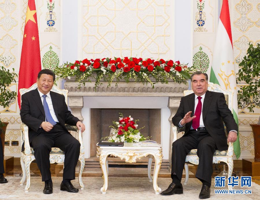 9月13日，國家主席習近平在杜尚別同塔吉克斯坦總統(tǒng)拉赫蒙舉行會談。 新華社記者黃敬文攝 