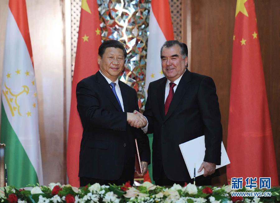 9月13日，國(guó)家主席習(xí)近平和塔吉克斯坦總統(tǒng)拉赫蒙在杜尚別共同簽署《中塔關(guān)于進(jìn)一步發(fā)展和深化戰(zhàn)略伙伴關(guān)系的聯(lián)合宣言》。新華社記者謝環(huán)馳攝 