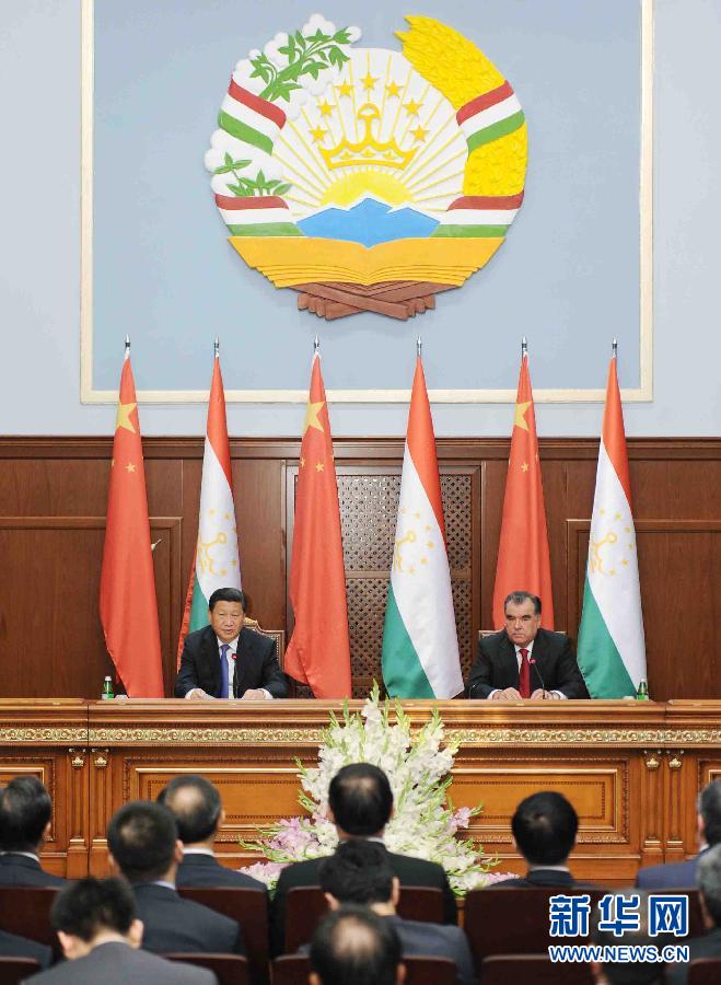 9月13日，國(guó)家主席習(xí)近平同塔吉克斯坦總統(tǒng)拉赫蒙在杜尚別共同會(huì)見記者。 新華社記者謝環(huán)馳攝
