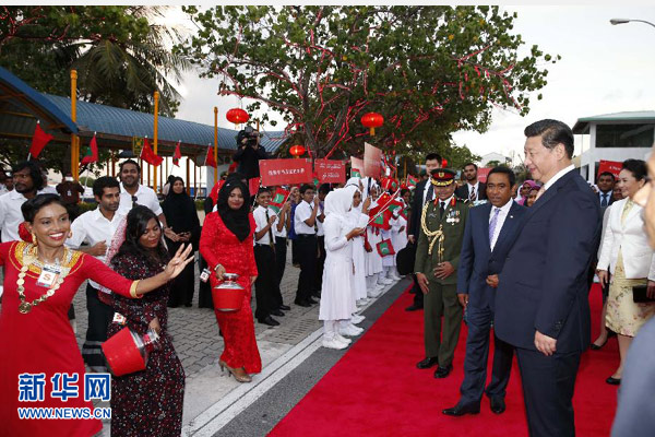 9月14日，國家主席習(xí)近平抵達(dá)馬累，開始對馬爾代夫進(jìn)行國事訪問。習(xí)近平和夫人彭麗媛在機(jī)場受到馬爾代夫總統(tǒng)亞明夫婦的熱情迎接。 新華社記者 鞠鵬 攝