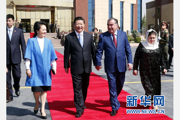 9月14日，國家主席習(xí)近平結(jié)束對塔吉克斯坦的國事訪問，乘坐專機(jī)離開杜尚別。拉赫蒙總統(tǒng)夫婦專程到機(jī)場為習(xí)近平和夫人彭麗媛送行。新華社記者 鞠鵬 攝 