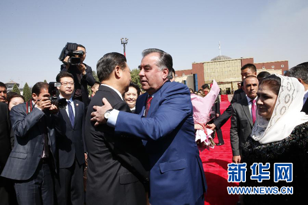 9月14日，國家主席習(xí)近平結(jié)束對塔吉克斯坦的國事訪問，乘坐專機(jī)離開杜尚別。拉赫蒙總統(tǒng)夫婦專程到機(jī)場為習(xí)近平和夫人彭麗媛送行。新華社記者 鞠鵬 攝 