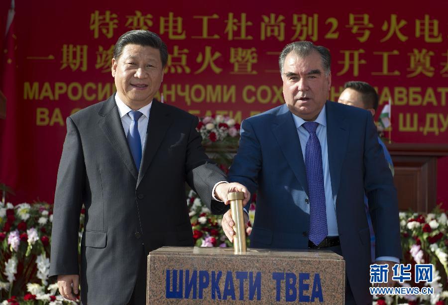 9月13日，國家主席習(xí)近平和塔吉克斯坦總統(tǒng)拉赫蒙在杜尚別共同出席中塔兩國重大合作項(xiàng)目&mdash;&mdash;杜尚別2號熱電廠一期工程竣工儀式、二期工程開工儀式。這是習(xí)近平和拉赫蒙一同將裝有兩國元首簽名二期工程奠基紀(jì)念頁的金色金屬管放入水泥墩中。 新華社記者黃敬文攝 