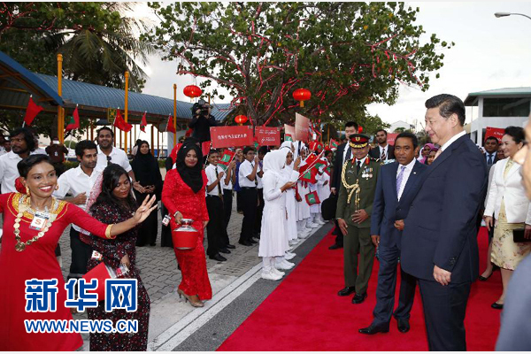  9月14日，國家主席習近平抵達馬累，開始對馬爾代夫進行國事訪問。習近平和夫人彭麗媛在機場受到馬爾代夫總統(tǒng)亞明夫婦的熱情迎接。新華社記者 鞠鵬 攝 