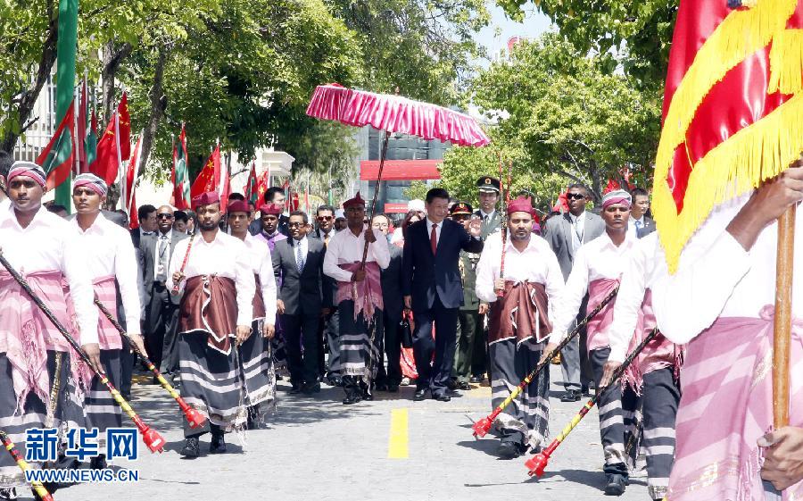 9月15日，國家主席習(xí)近平同馬爾代夫總統(tǒng)亞明在馬累舉行會談。會談前，亞明在共和國廣場為習(xí)近平舉行歡迎儀式。 新華社記者 鞠鵬 攝