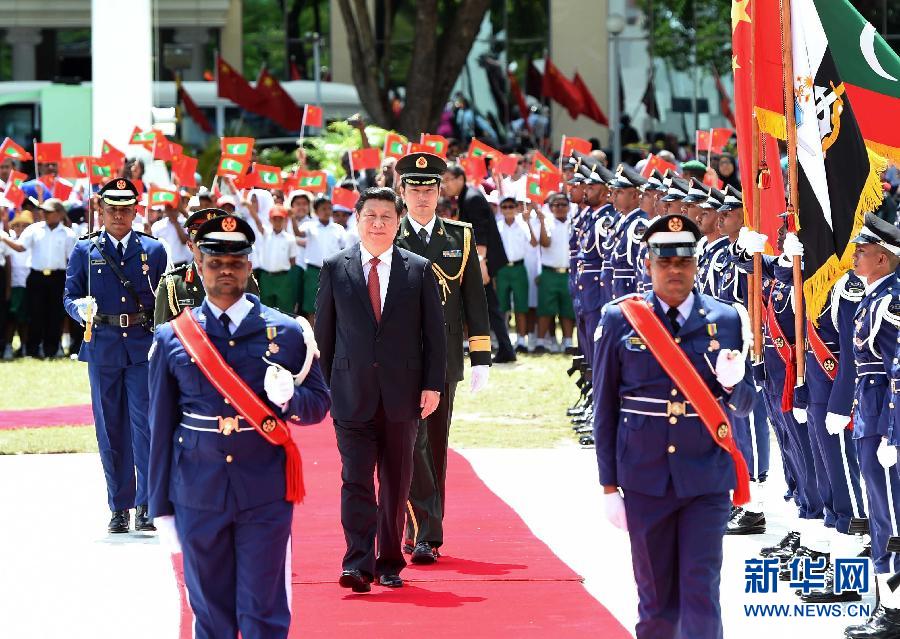 9月15日，國家主席習(xí)近平同馬爾代夫總統(tǒng)亞明在馬累舉行會談。會談前，亞明在共和國廣場為習(xí)近平舉行歡迎儀式。 新華社記者 馬占成 攝 