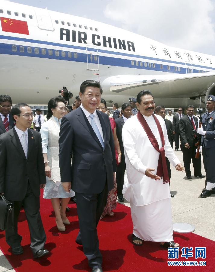 9月16日，國(guó)家主席習(xí)近平抵達(dá)科倫坡，開始對(duì)斯里蘭卡進(jìn)行國(guó)事訪問。在班達(dá)拉奈克國(guó)際機(jī)場(chǎng)，習(xí)近平和夫人彭麗媛受到拉賈帕克薩總統(tǒng)夫婦熱情迎接。新華社記者鞠鵬攝 