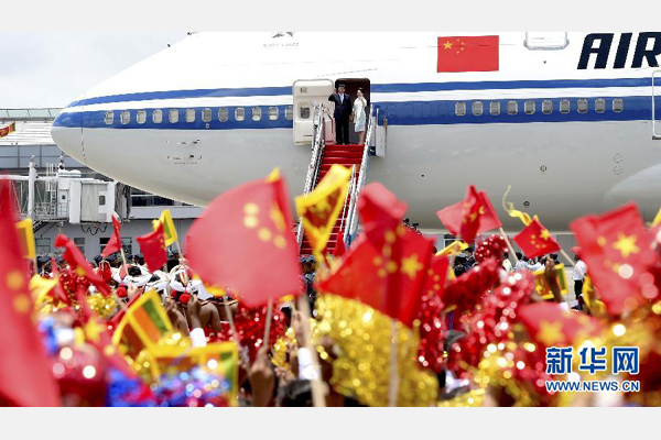 9月16日，國(guó)家主席習(xí)近平抵達(dá)科倫坡，開始對(duì)斯里蘭卡進(jìn)行國(guó)事訪問。這是習(xí)近平和夫人彭麗媛向歡迎群眾揮手致意。 新華社記者馬占成攝 