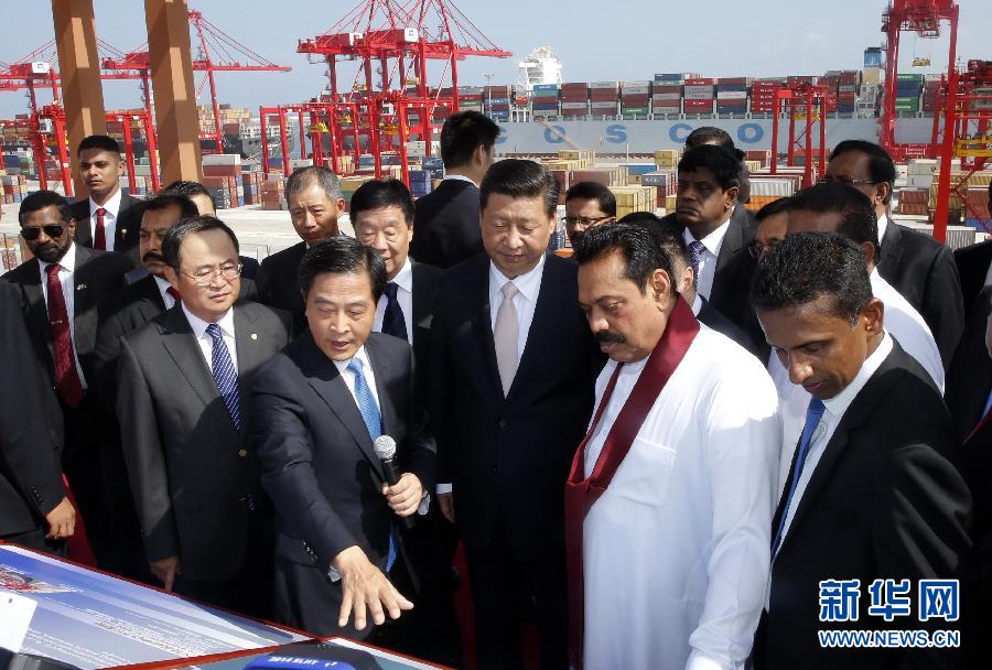 9月17日，國家主席習近平在斯里蘭卡總統(tǒng)拉賈帕克薩陪同下，考察中斯重要合作項目&mdash;&mdash;科倫坡港南集裝箱碼頭。 新華社記者 鞠鵬 攝